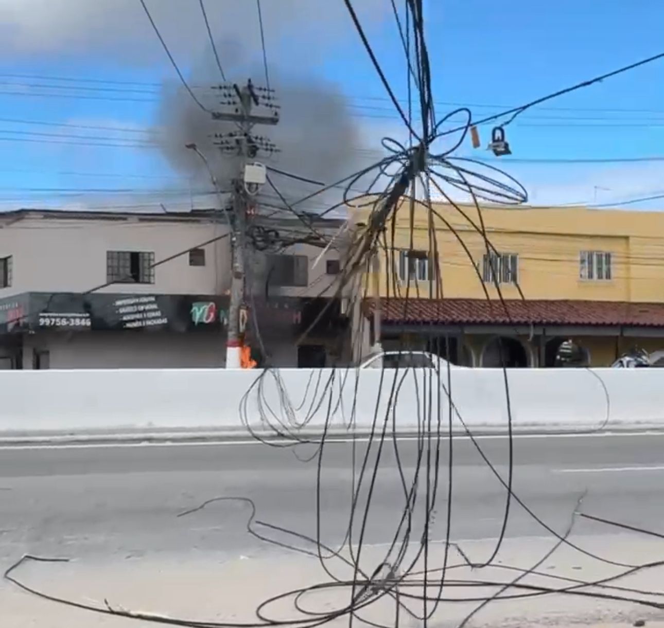 Poste pega fogo e prejudica o trânsito na RJ-106 em Maricá 1 poste rj 106