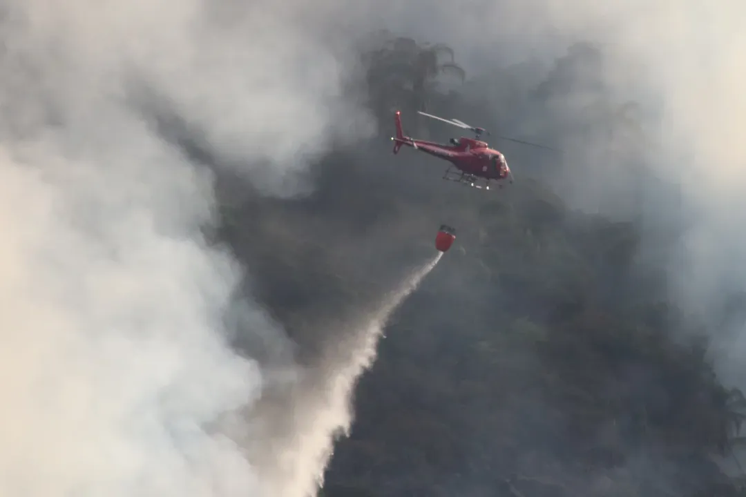 Bombeiros combatem incêndio com apoio aéreo na Serra da Tiririca em Maricá 1 bombeiros serra da tiririca