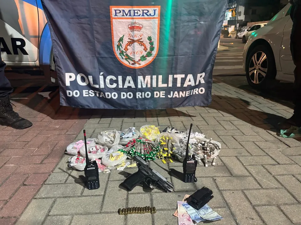 Foragido da Justiça de Minas é preso com arma e drogas em conjunto habitacional em Maricá 1 material apreendido em inoa