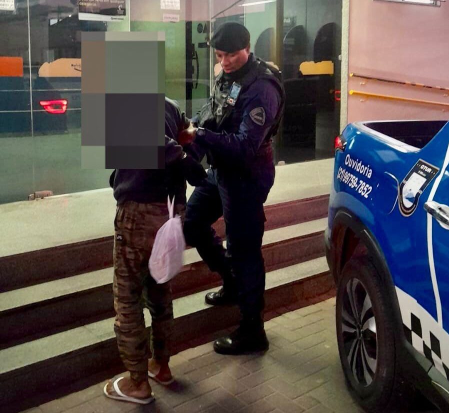 Suspeito é detido e celular furtado é recuperado no Centro de Maricá 1 detido apos furto no centro e1754076719109