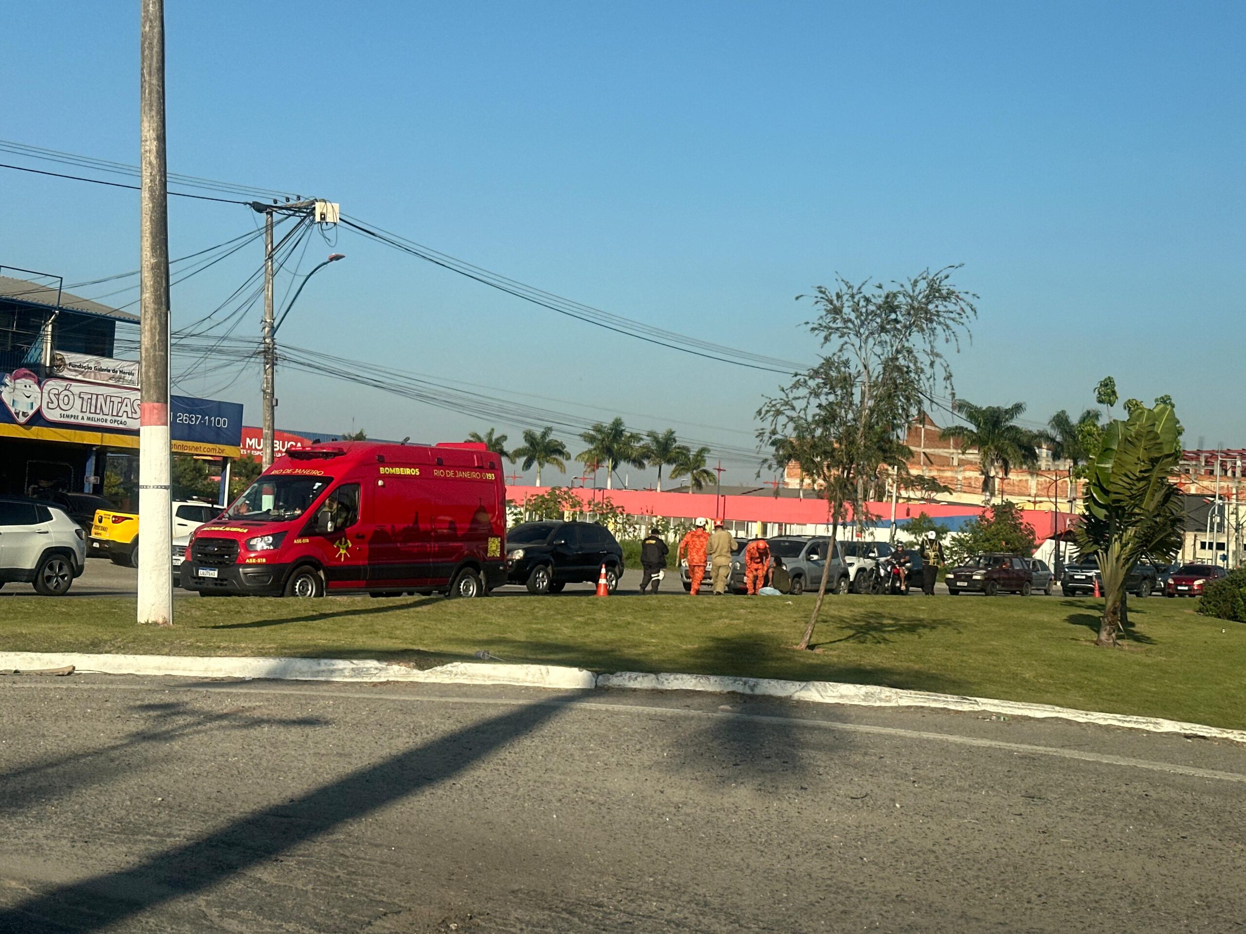 Acidente envolvendo um carro e uma moto deixa o trânsito congestionado na RJ-106 nesta sexta-feira (22) 1 rj106 mumbuca scaled