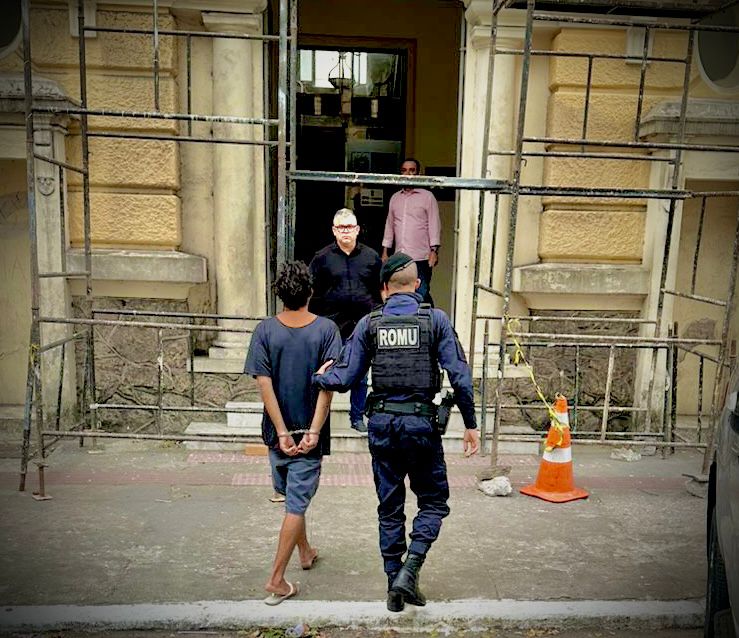 Homem é detido em flagrante após furtar peças de alumínio em Maricá 1 suspeito furto mercado municipal