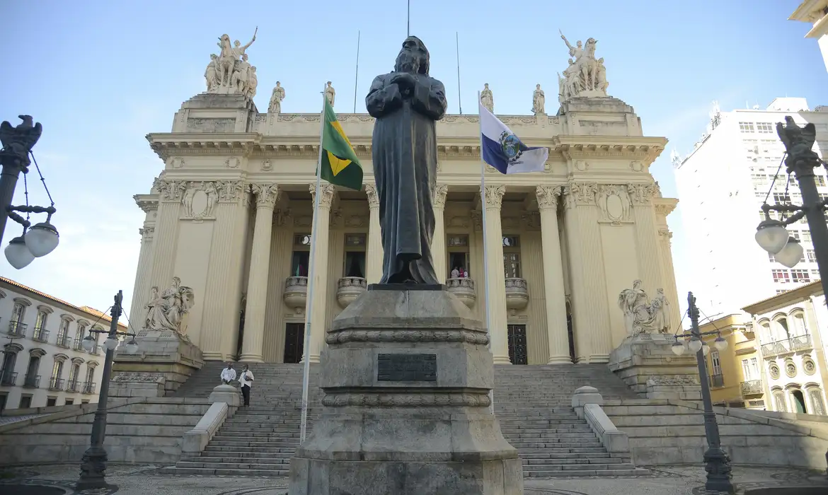 Concurso da Alerj oferece vagas de níveis médio e superior com salários de até R$ 44 mil; saiba mais 1 alerj