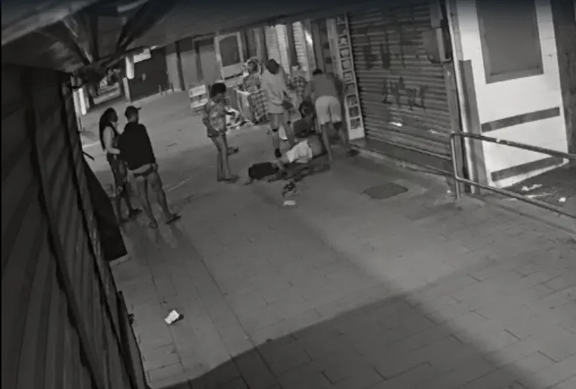 Homem em situação de rua é espancado por grupo no Centro de Niterói; agressor é preso 1 centro de niteroi