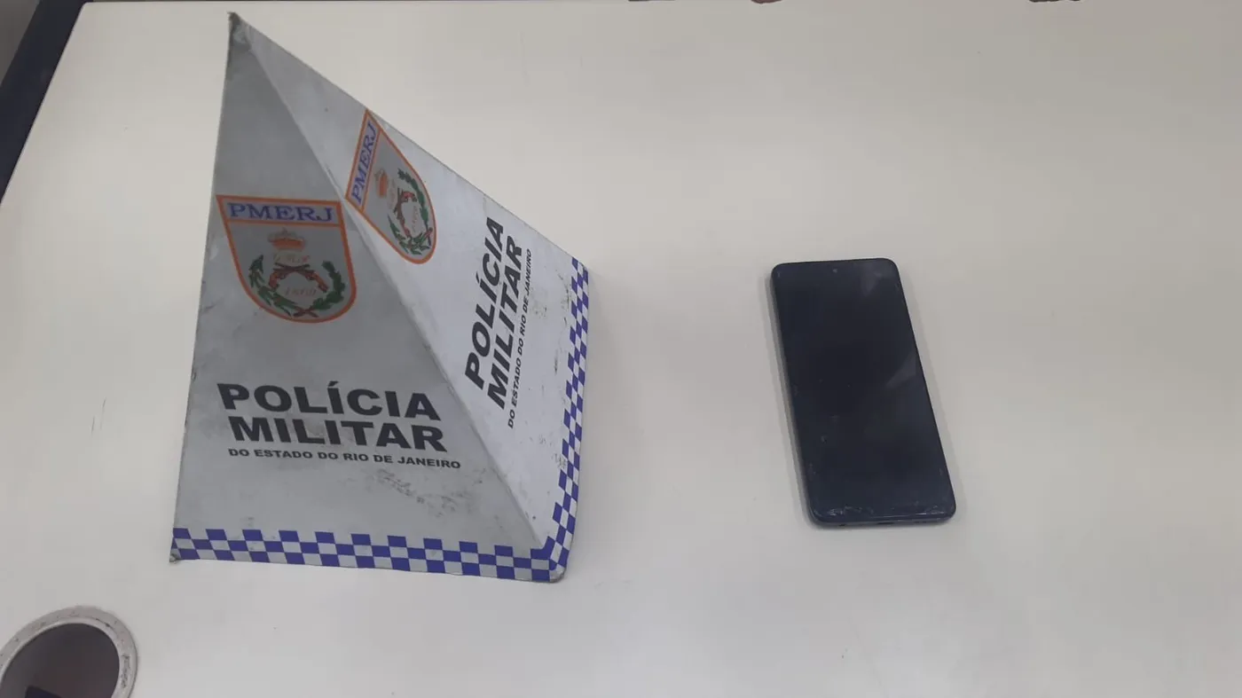 Adolescente é apreendido após roubo de celular de idosa em Maricá 1 smartphone samsung