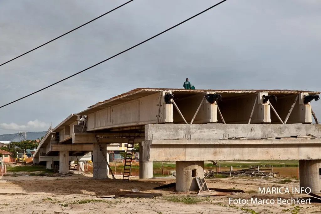 De acordo com a prefeitura, postes estravam atrapalhando o andamento da obra da Ponte da Barra. (Foto: Marco Bechkert | Maricá Info)