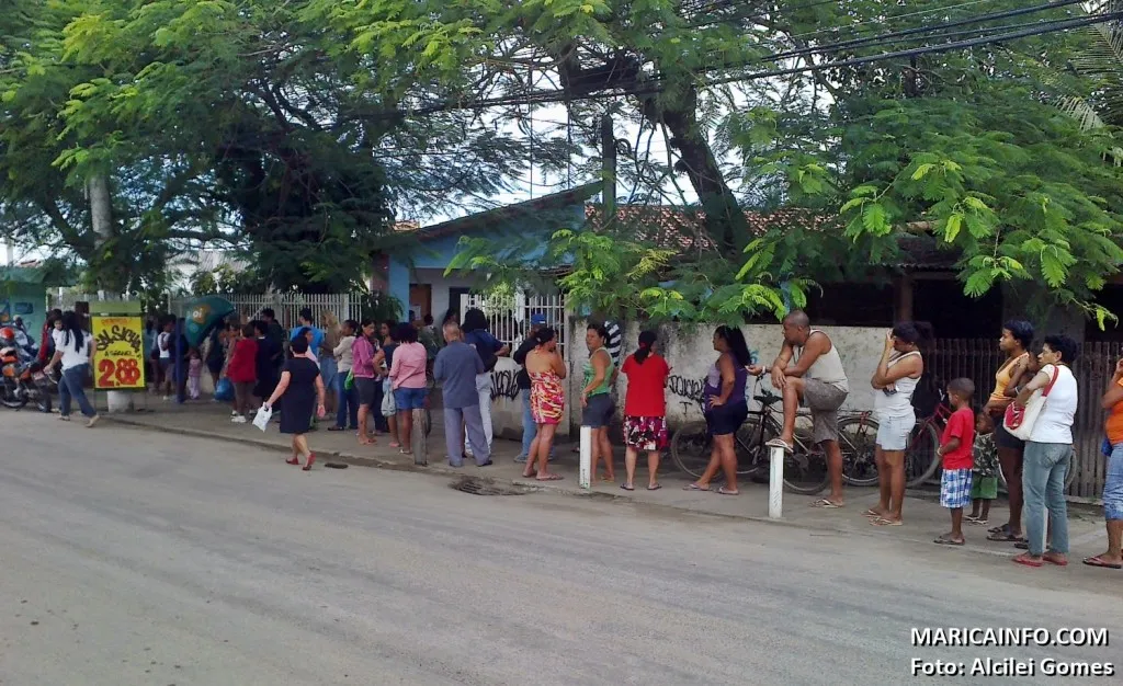 Pacientes enfrentam enorme fila para marcar consulta em São José do Imbassaí 1 Pacientes enfrentam longa fila para marcar consulta. (Foto: Alcilei Gomes | Maricá Info)