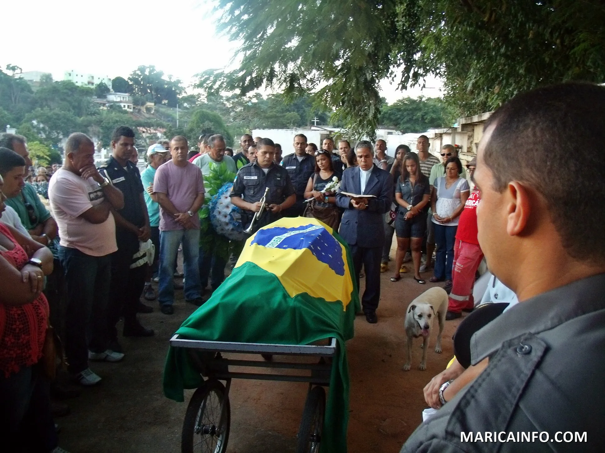 Familiares e amigos prestam última homenagem ao soldado Douglas Monteiro 1 Dezenas de amigos e familiares compareceram ao enterro do soldado Douglas Monteiro.