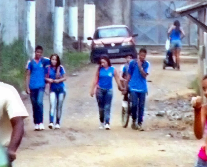 Estudantes ficam sem transporte e voltam a pé para suas casas. (Foto: Maria Rangel | Internauta Maricá Info)