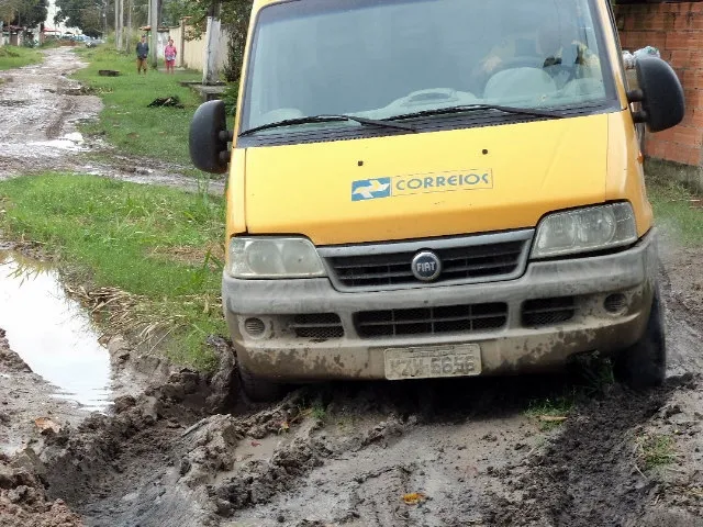 Veículo dos Correios atolado na rua Araguari. (Foto: Henrique Filho | Internauta Maricá Info)