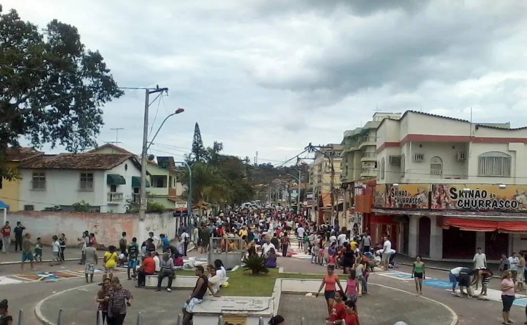 Mais de 500 fiéis fizeram parte da confecção dos tapetes que se tornou patrimônio público cultural e religioso da cidade. (Foto: Michelle Lima | Maricá Info)
