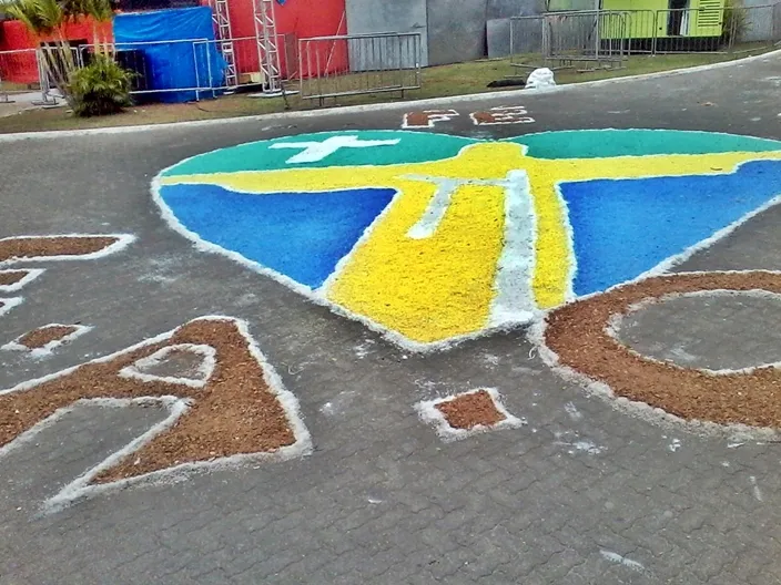 Grande símbolo da JMJ confeccionado na praça Orlando de Barros Pimentel. (Foto: Michelle Lima | Maricá Info)