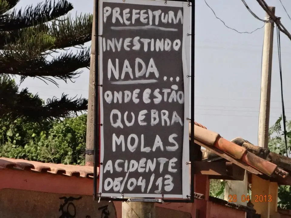 Moradores revoltados invertem placa de obras em protesto. (Foto: Mariana Thomme | Internauta)