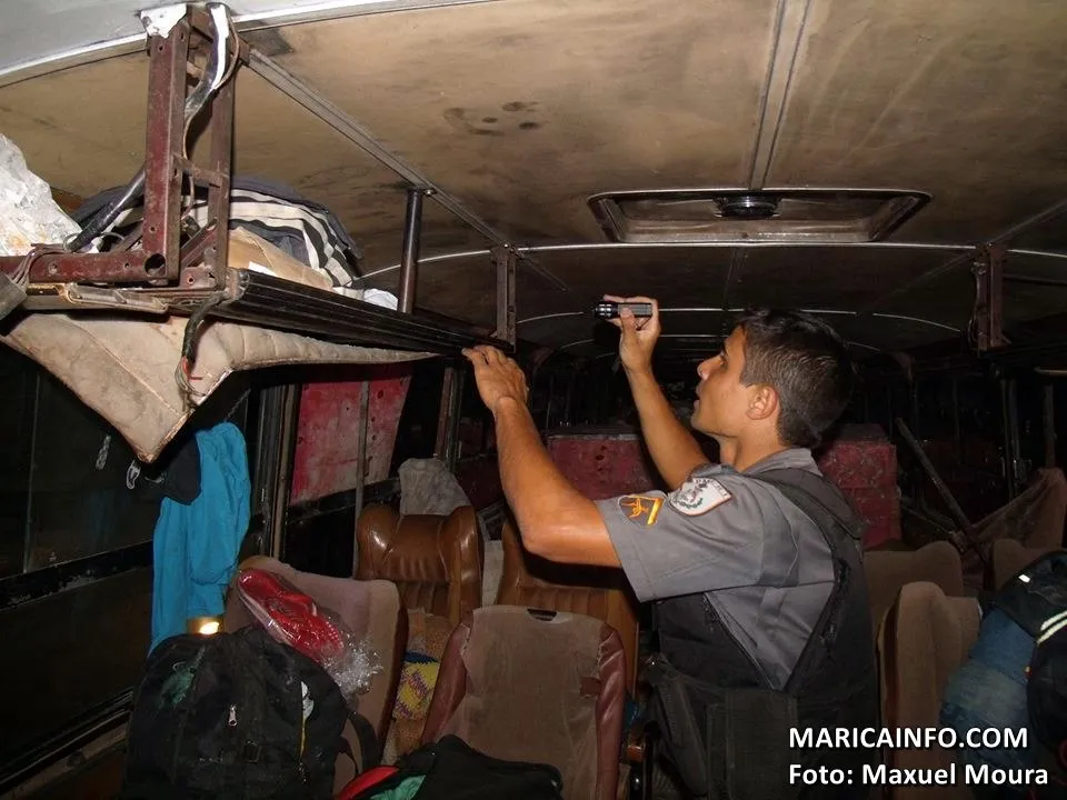 Homens são detidos com pedra de crack no Caxito, em Maricá 2 Nossa equipe acompanhou a revista do ônibus no Caxito. (Foto: Maxuel Moura | Maricá Info)