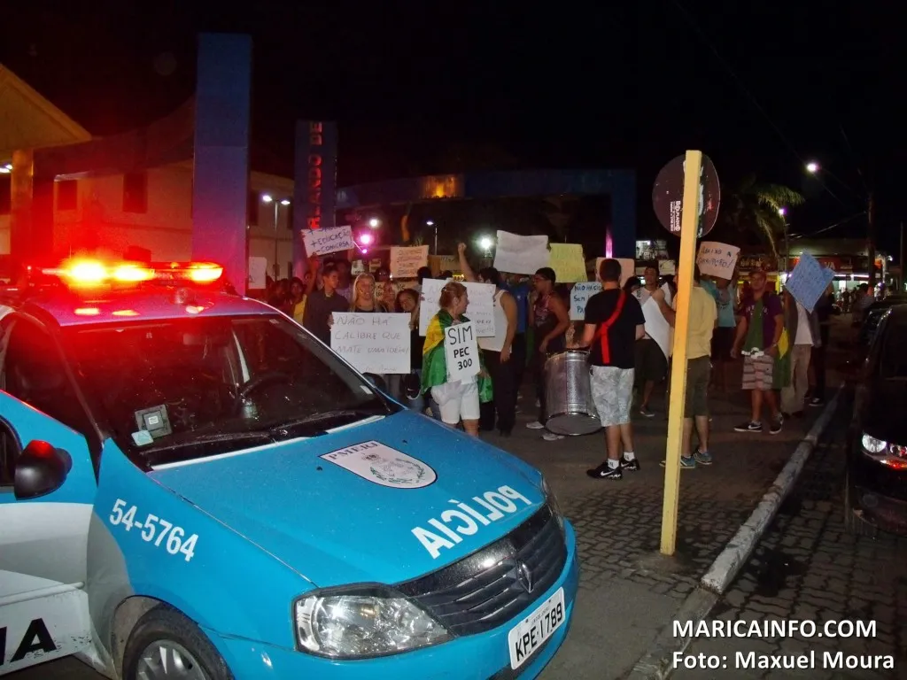 Pequeno grupo de manifestantes ocupam a praça Orlando de Barros Pimentel, no Centro. (Foto: Maxuel Moura | Maricá Info)