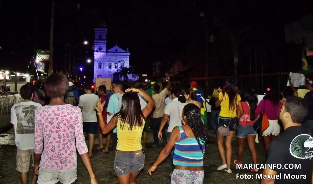 Manifestantes seguem pelas ruas do Centro até a Prefeitura Municipal de Maricá. (Foto: Maxuel Moura | Maricá Info)