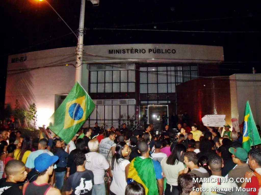 Cerca de 300 manifestantes pediram o fim da impunidade em frente ao Ministério Público em Maricá - RJ. (Foto: Maxuel Moura | Maricá Info)