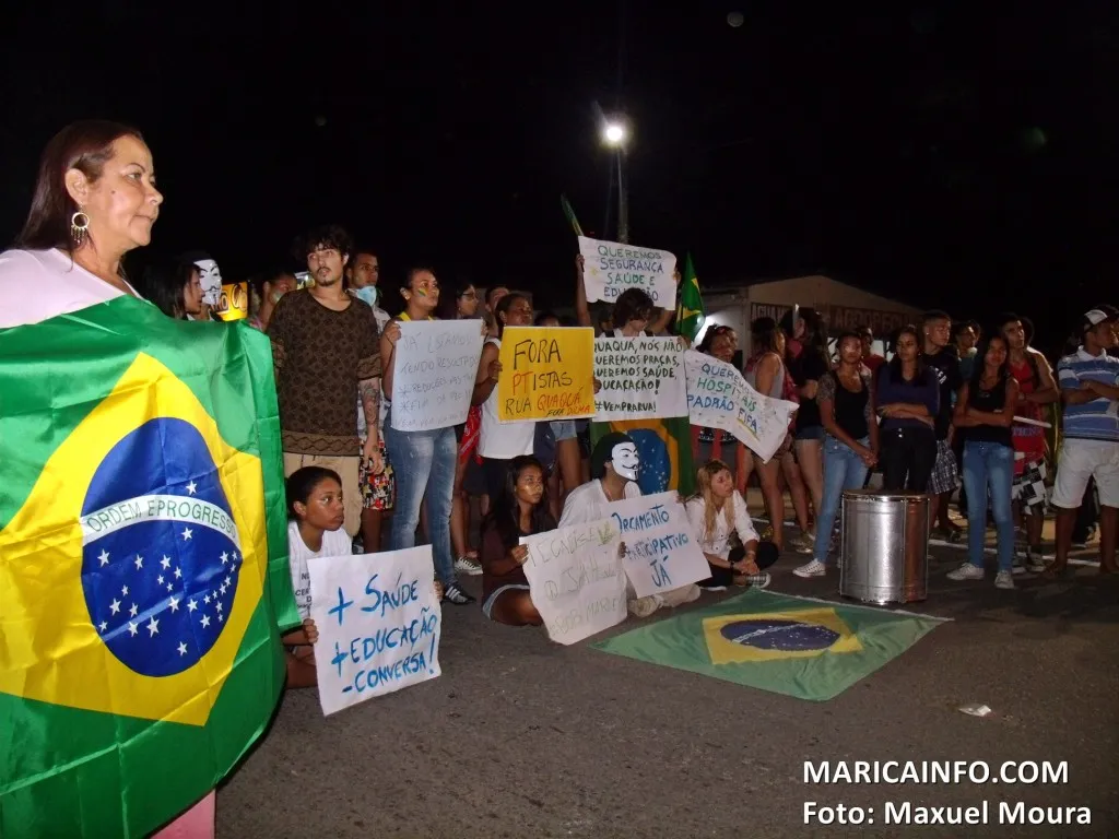Manifestantes ocuparam por cerca de 15 minutos a rodovia Amaral Peixoto (RJ106) na altura do KM28 em Maricá - RJ. (Foto: Maxuel Moura | Maricá Info)