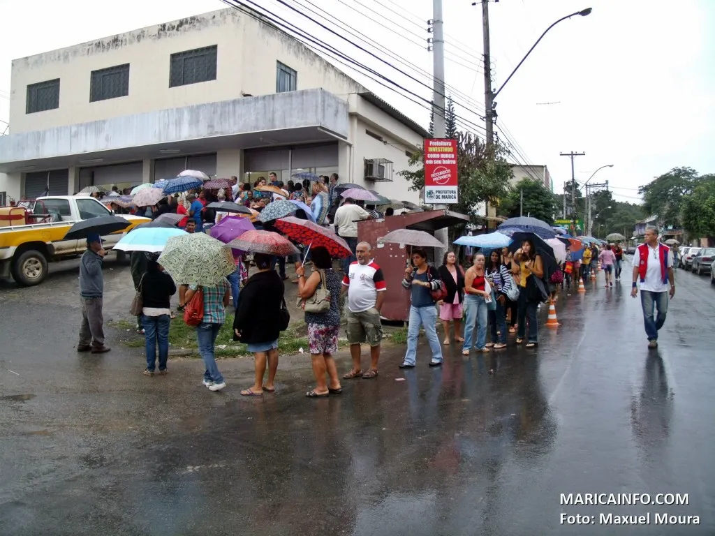 Centenas de pessoas enfrentam gigantesca fila para a marcação de consultas em Maricá 1 Fila gigantesca na marcação de consultas no Centro de Diagnósticos, em Maricá. (Foto: Maxuel Moura | Maricá Info)