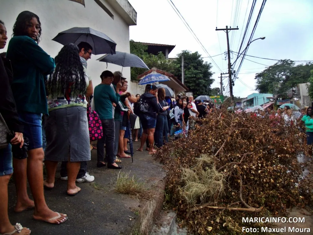Centenas de pessoas enfrentam gigantesca fila para a marcação de consultas em Maricá 2 Pessoas aguardam atendimento para marcar consultas em meio ao lixo. (Foto: Maxuel Moura | Maricá Info)