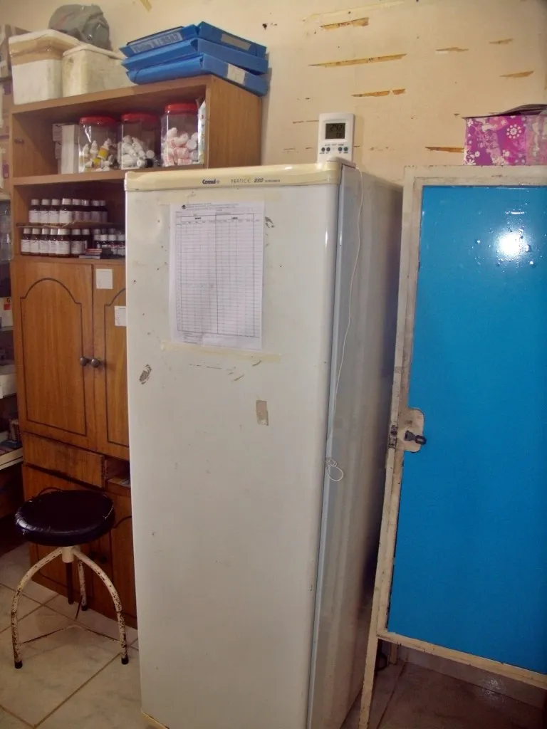 Precariedade nos postos de saúde em Inoã 3 Geladeira para a conservação de medicamentos e vacinas apresenta defeitos. (Foto: Maxuel Moura | Maricá Info)