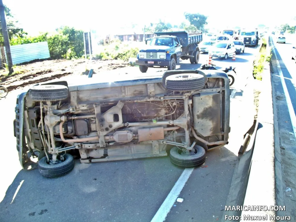 Carro capotou e deixou dois feridos em Maricá. (Foto: Maxuel Moura | Maricá Info)