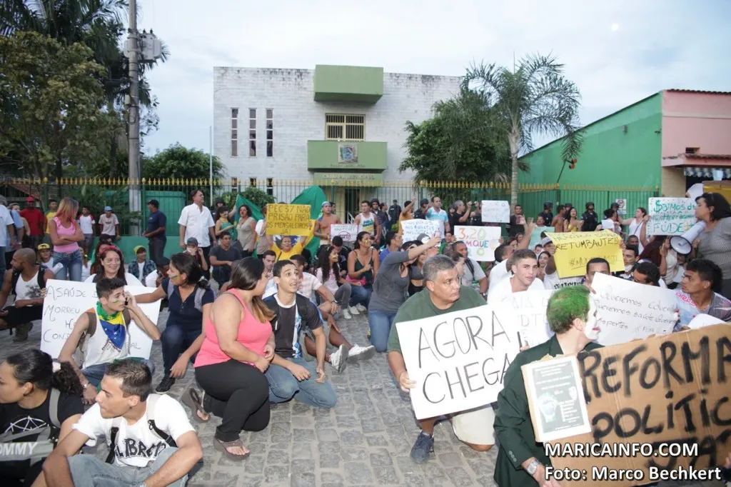 Manifestantes sentaram-se em frente a Câmara Municipal de Maricá. 