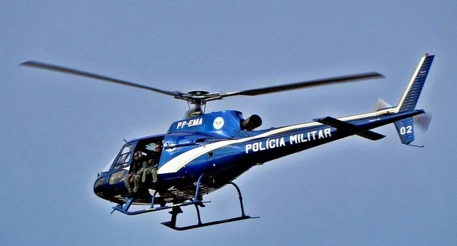 Helicóptero da Polícia Militar foi utilizado na operação.