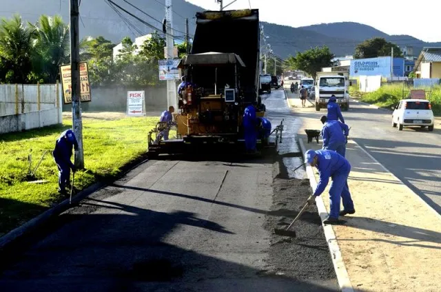 Funcionários do Governo do Estado trabalham na pavimentação da 'Avenida Um', em Itaipuaçu. (Foto: Reprodução)