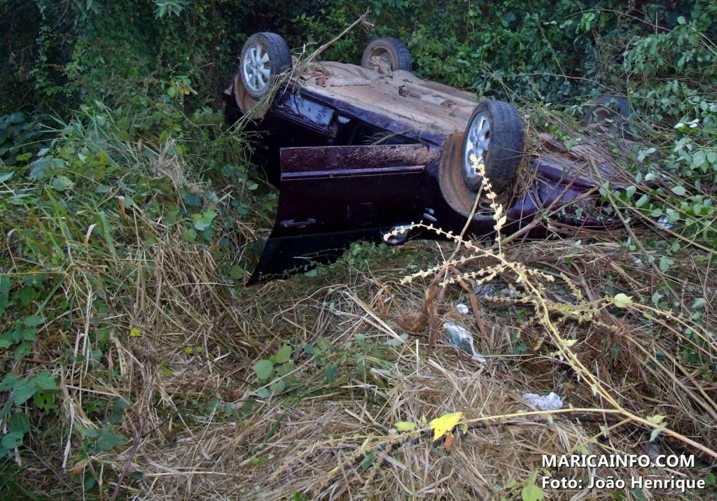 Carro capota na estrada dos Cajueiros, em Itaipuaçu 1 Ao desviar de um buraco, motorista perdeu o controle do veículo. (Foto: João Henrique | Maricá Info)