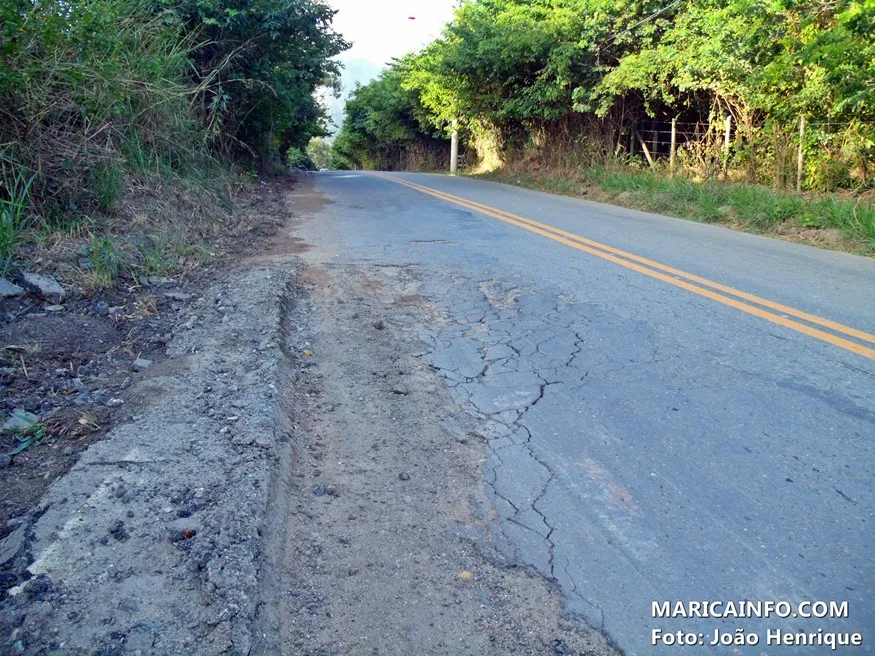Carro capota na estrada dos Cajueiros, em Itaipuaçu 2 Buracos e erosões em toda a via causam diversos acidentes na estrada dos Cajueiros (Foto: João Henrique | Maricá Info)