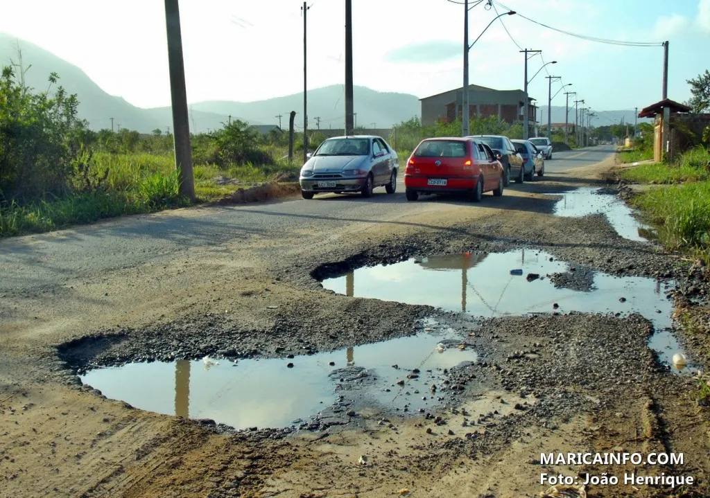 Carros desviam de enormes buracos na rua 66, no Jardim Atlântico. (Foto: João Henrique | Maricá Info)