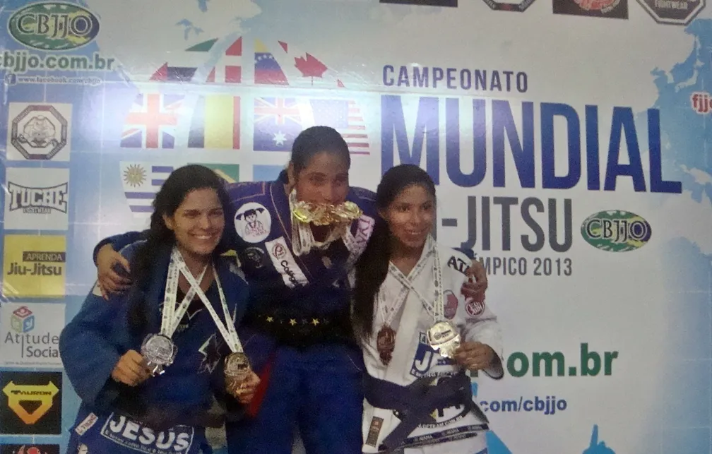 Atletas de Maricá se destacam em campeonato de Jiu-jitsu 1 Atletas de Maricá, Mariane Nunes (esq.) e Paula Nogueira (Dir.) exibem medalhes conquistadas no Mundial. (Foto: João Henrique | Maricá Info)