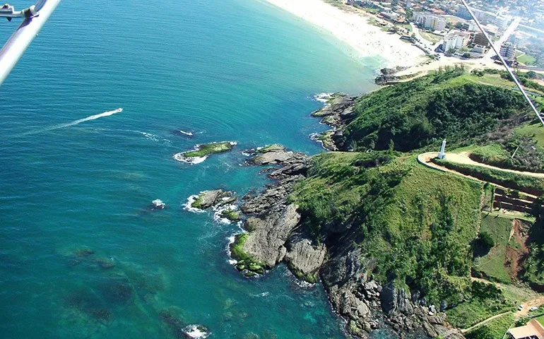Quaquá ‘doa’ terreno para instalação de teleférico em Ponta Negra 1 Teleférico ligará a 'Ponta da Galeta' ao 'Farol de Ponta Negra'. (Foto: Reprodução | Internet)