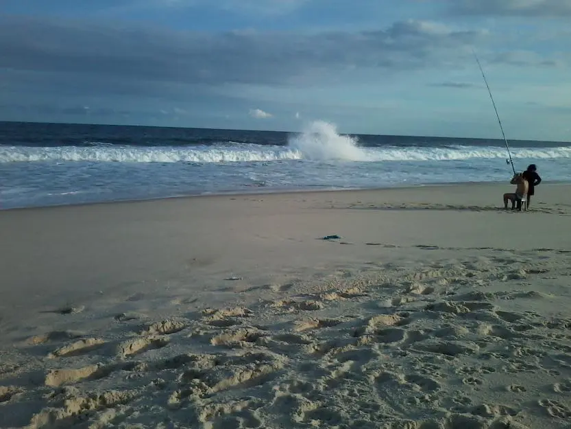 Corpo foi encontrado na Praia de Cordeirinho, em Maricá. (Foto: Ferrer).