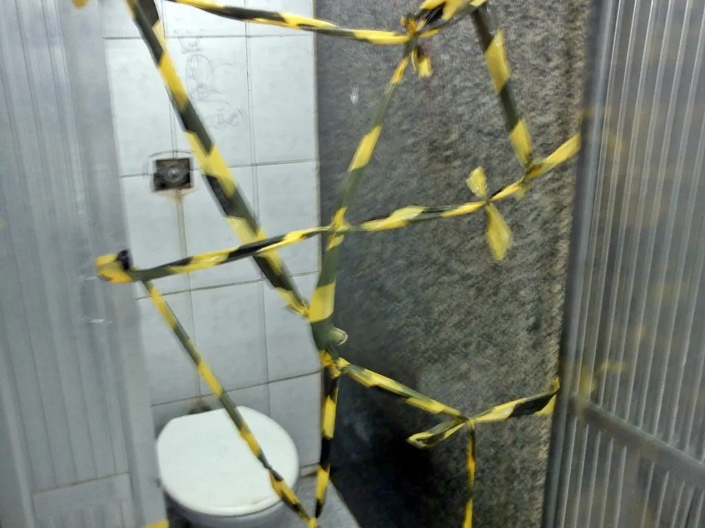 Banheiro com interdição. Não há previsão de quando voltará. (Foto: Internauta | Maricá Info)