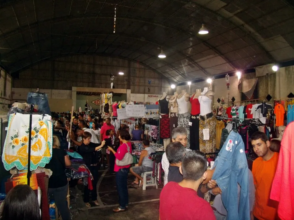 Não há bebedouros e nem cadeiras para consumidores descansarem e comerem na feirinha do Brás em Maricá.