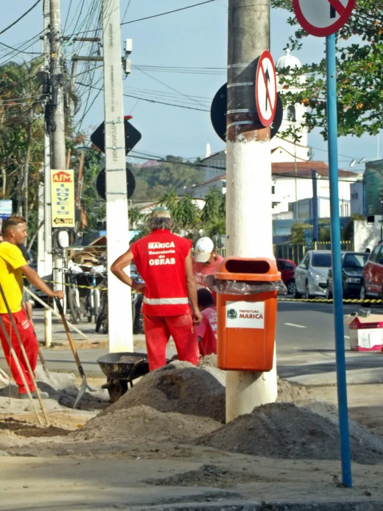 Prefeitura recupera calçadas no Centro de Maricá 1 Funcionários trabalham no reparo das calçadas no Centro de Maricá. (Foto: João Henrique | Maricá Info)