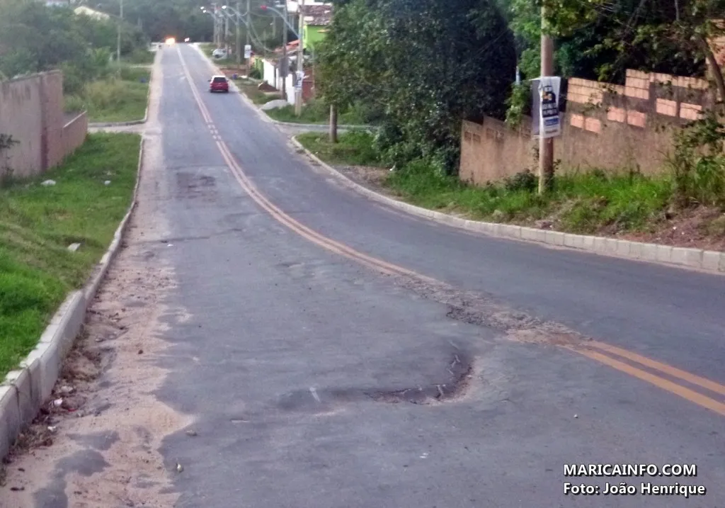 Erosão sob o asfalto. Via devia ter recebido tubulação de águas pluviais antes da pavimentação. (Foto: João Henrique | Maricá Info)