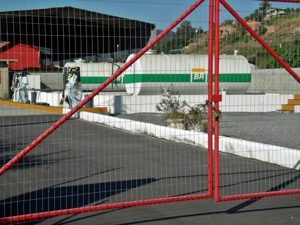 Posto de Abastecimento da Frota Municipal já era pra estar funcionando desde Outubro do ano passado. (Foto: João Henrique | Maricá Info)