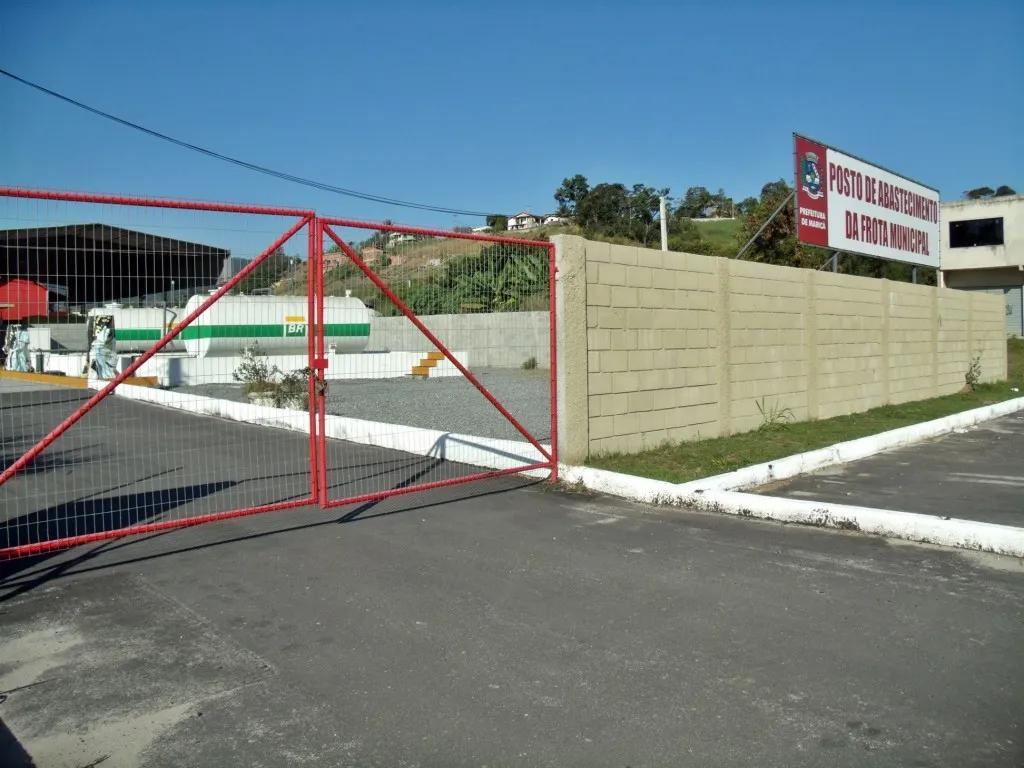 Portão fechado: Nenhum funcionário encontrado no posto. (Foto: João Henrique | Maricá Info)