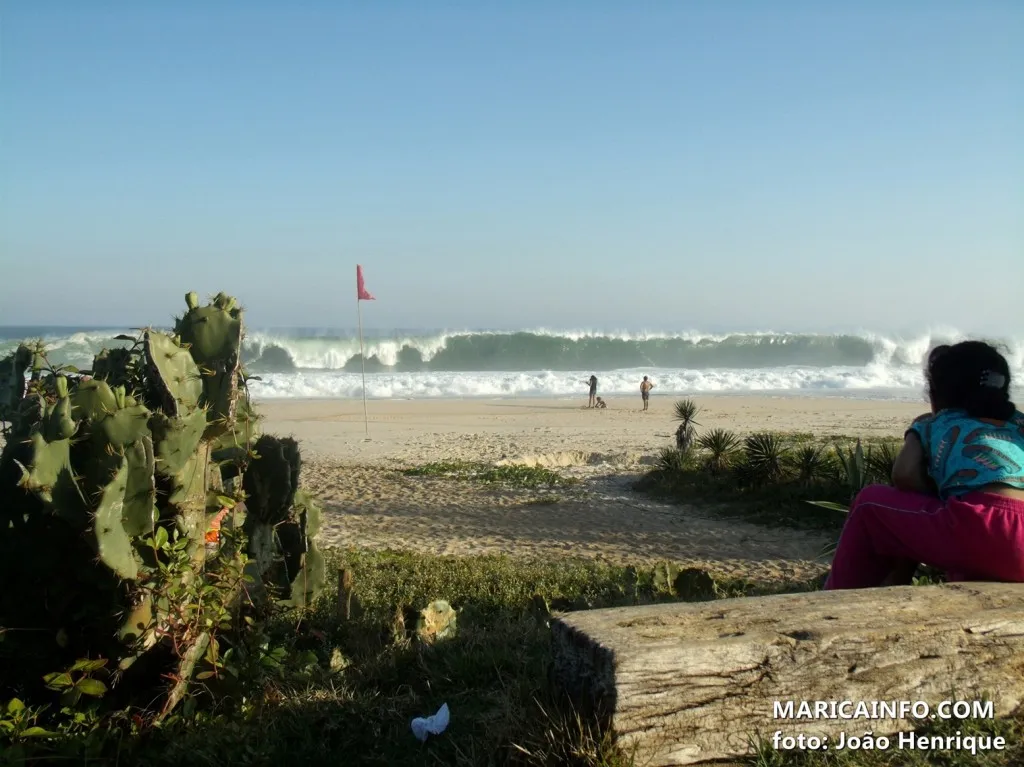 Ressaca atinge o litoral de Maricá 1 Ondas de até três metros atingem o litoral da cidade. (Foto: João Henrique | Maricá Info)