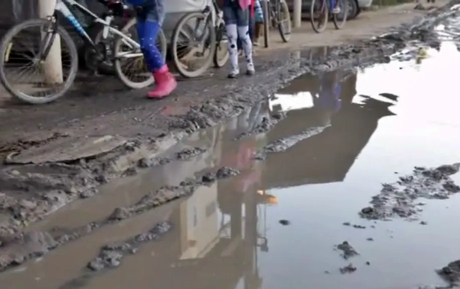 Esgoto invade a rua e a calçada, causando riscos de saúde para a população. (Imagem: Marco Bechkert | Maricá Info)