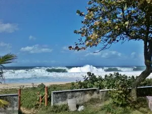 Ondas podem chegar a 3 metros.