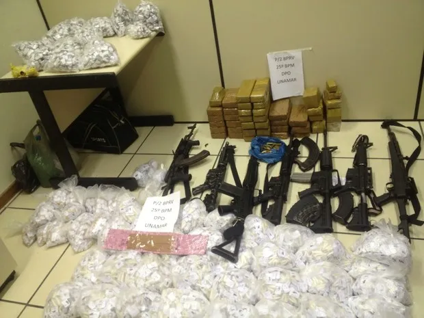 Fuzis e drogas foram apreendidos pela polícia no segundo distrito de Cabo Frio. (Foto: Americo Chakal)