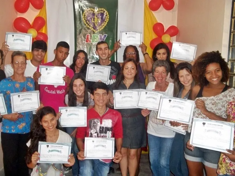 Alunos receberam o certificado de conclusão do curso de informática. (Foto: Divulgação | LBV)