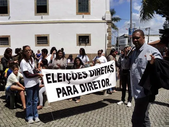 Assembleia foi realizada na praça Orlando de Barros Pimentel. (Foto: Reprodução | SINEDUC)