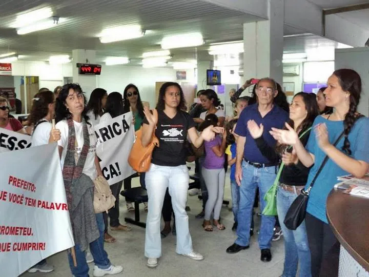 Dezenas de professores ocuparam o térreo da Prefeitura Municipal e não foram recebidos para o diálogo. (Foto: Divulgação | SINEDUC)