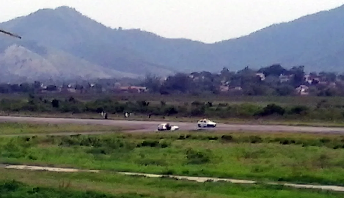 Foto flagra o momento em que carros da Guarda Municipal ocupam a pista do aeródromo municipal de Maricá. (Foto: Internauta | Maricá Info)