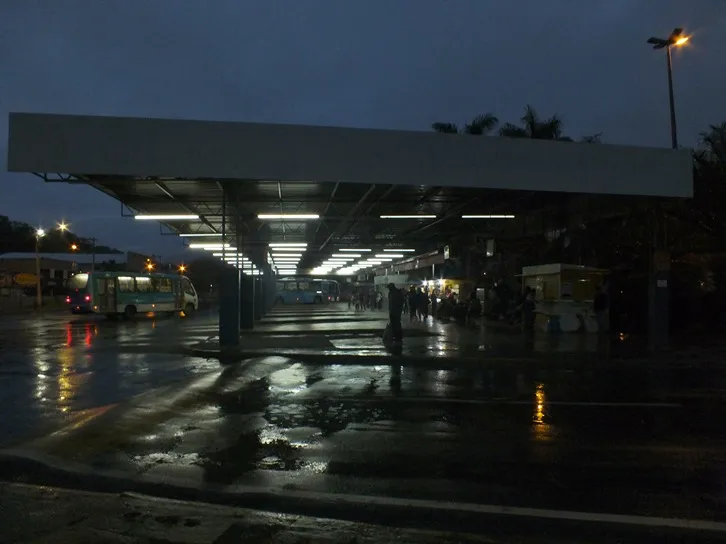 Passageiros reclamam de má conservação no Terminal Rodoviário de Maricá 1 Falta de iluminação, limpeza e higiene nos banheiros incomoda passageiros. (Foto: João Henrique | Maricá Info)